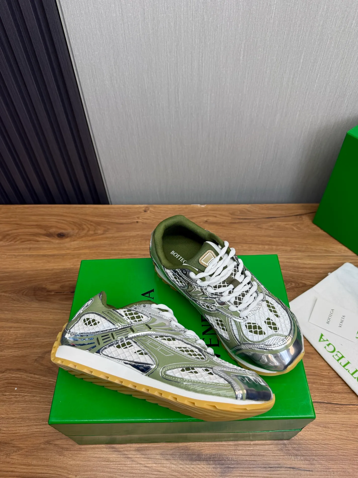 Men's men's shoes 💰620💰 BV top version 𝘽𝙊𝙏𝙏𝙀𝙂𝘼 𝙑𝙀𝙉𝙀𝙏𝘼 Orbit sneakers Wang Yibo same style couple style dad shoes 🩷💚 Runner sneakers, made of lightweight technical mesh fabric. Features a geometric patterned rubber outsole. Pay attention to the package craftsmanship ❕ High version shipping ❗️ Very nice, durable to play with and durable to make ✔️ Standard version 💯💯 The outsole is made of color-blocked TPU outsole. Women’s model 35-41 (40 41 customized) Men’s model 39-46 (45.46 customized) Equipped with original packaging